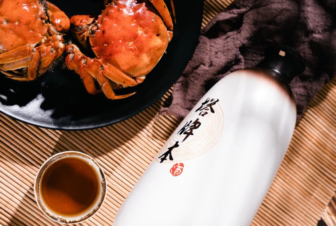 大闸蟹与黄酒同桌的蟹局场景