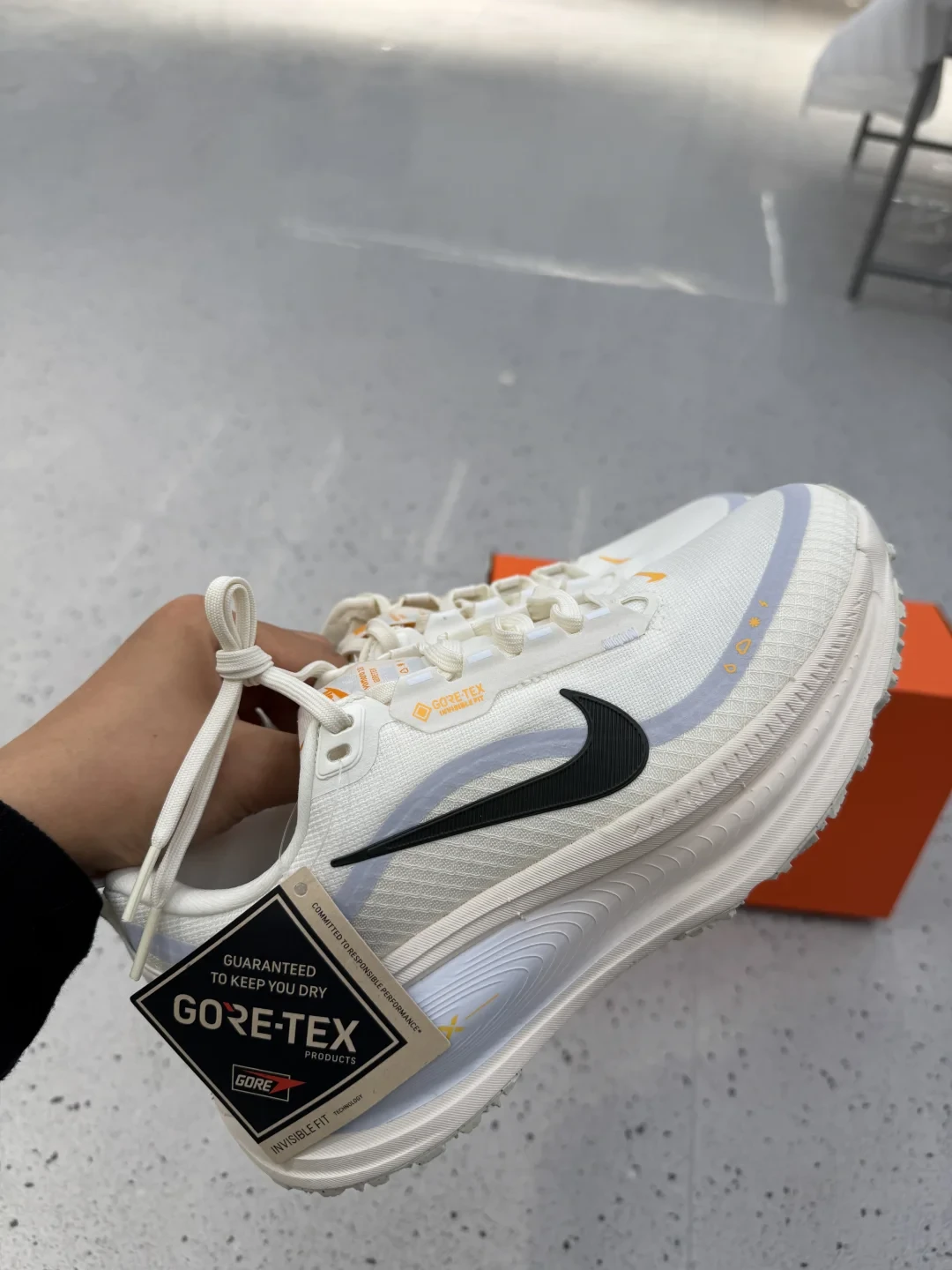 Nike Vomero 18 缓震跑鞋：ZoomX 只铺一层是巧思