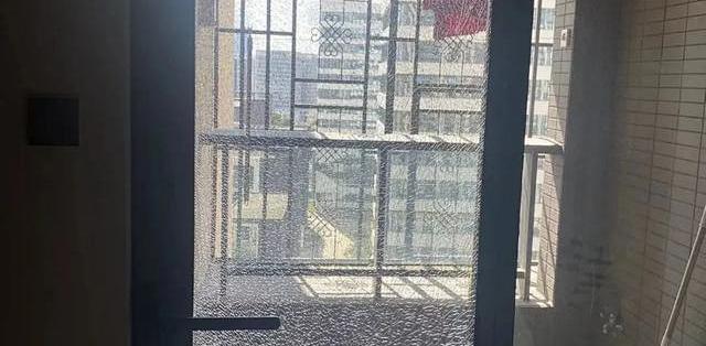 广州两个小区“爆”玻璃：一个超150户、一个业主统计近300户，开发商答案一模一样