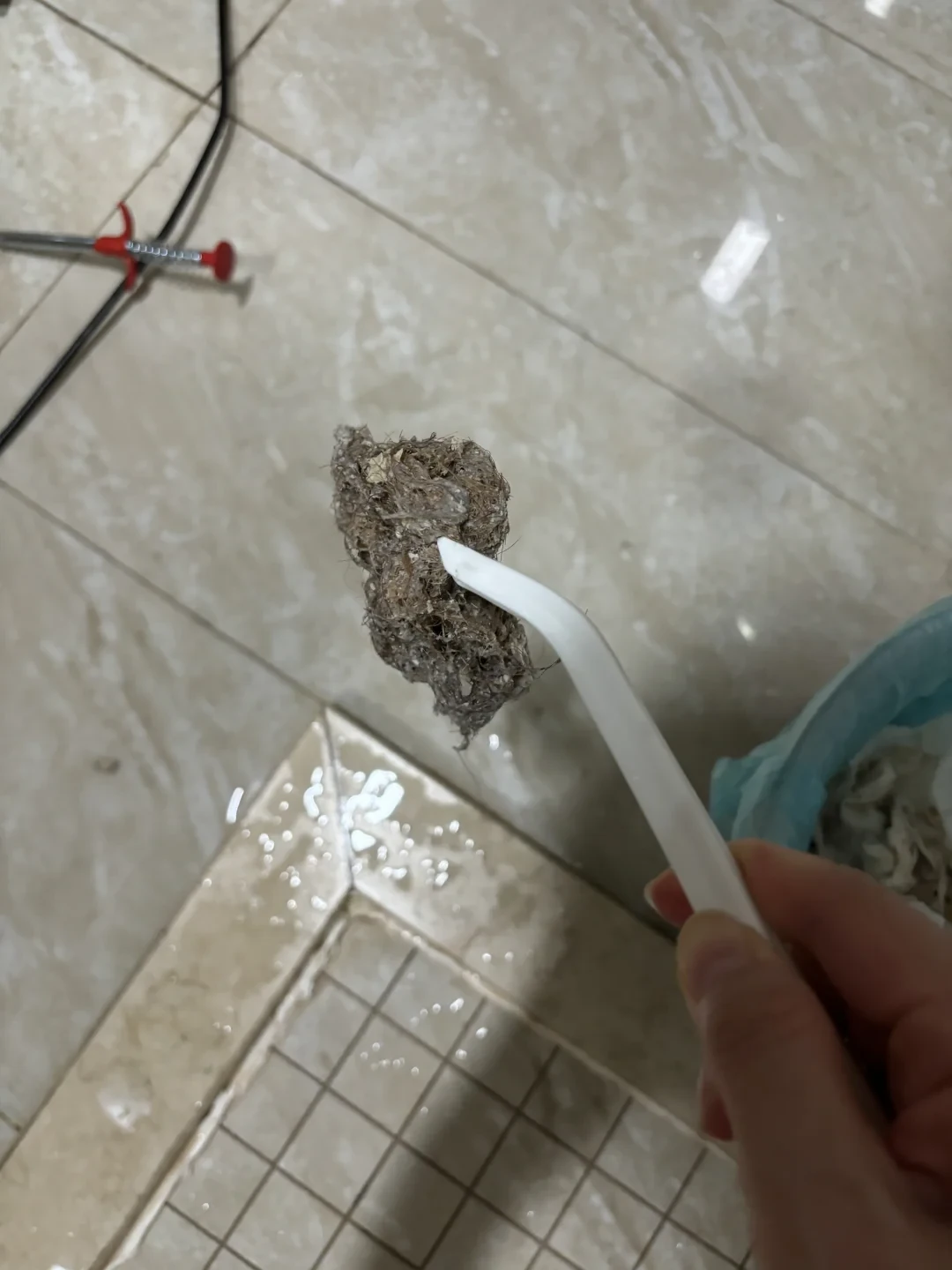 头发堵了浴室下水口？先拎地漏芯再掰个衣架钩，真不用先买疏通剂