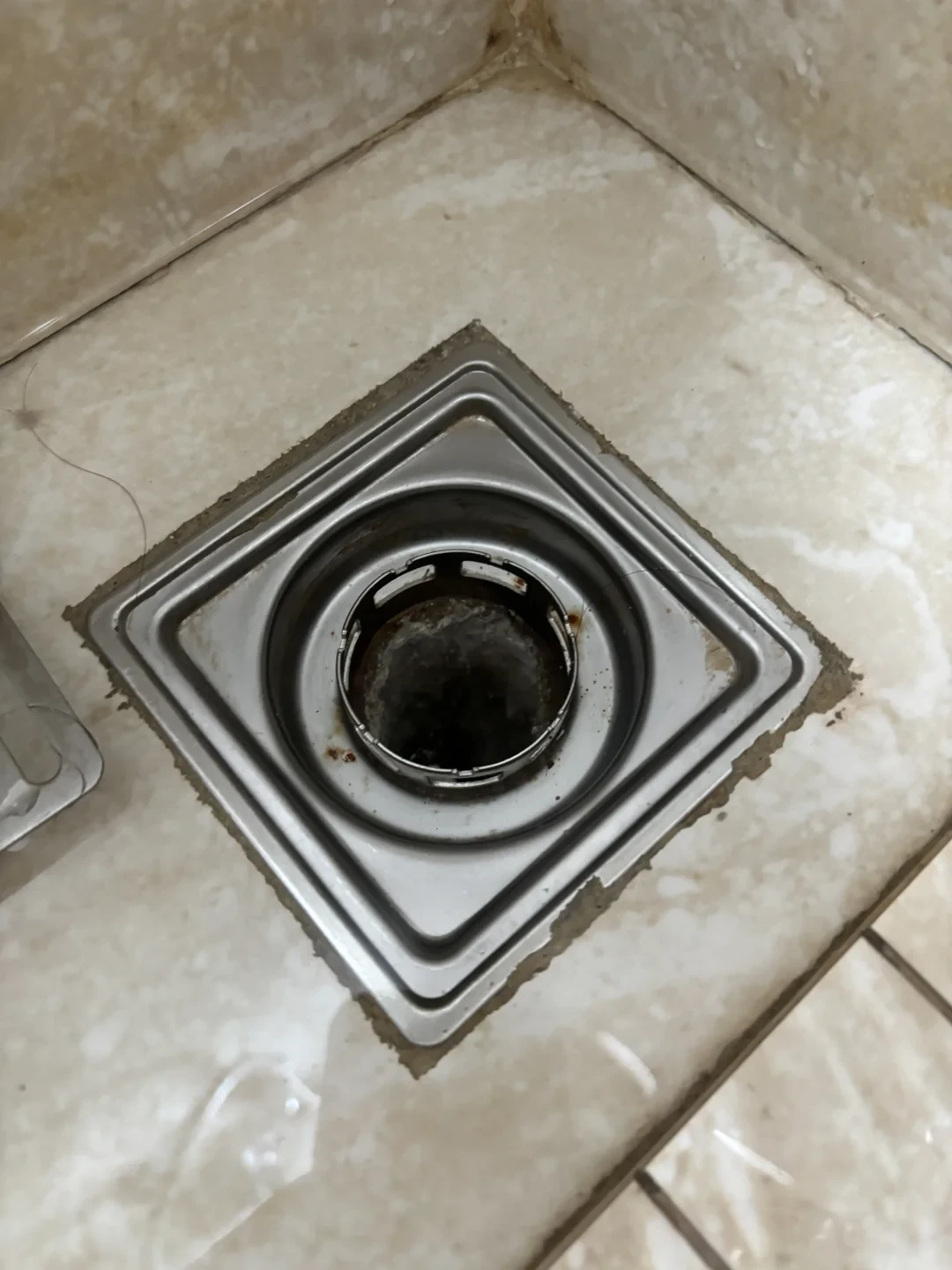 头发堵了浴室下水口？先拎地漏芯再掰个衣架钩，真不用先买疏通剂