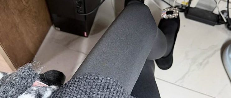 黑绒面平底鞋实穿账：显脏、反光、腿凉三条，全写在工位