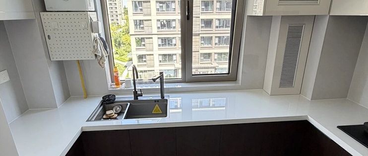 两万块的石英石台面，毁在一只热碗上：白圈擦不掉，满屏贴膜广告替我慌了