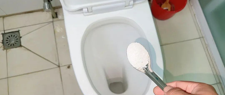 马桶黄渍刷不掉？多半不是脏是垢：1块钱白醋敷比死刷管用，千万别混84
