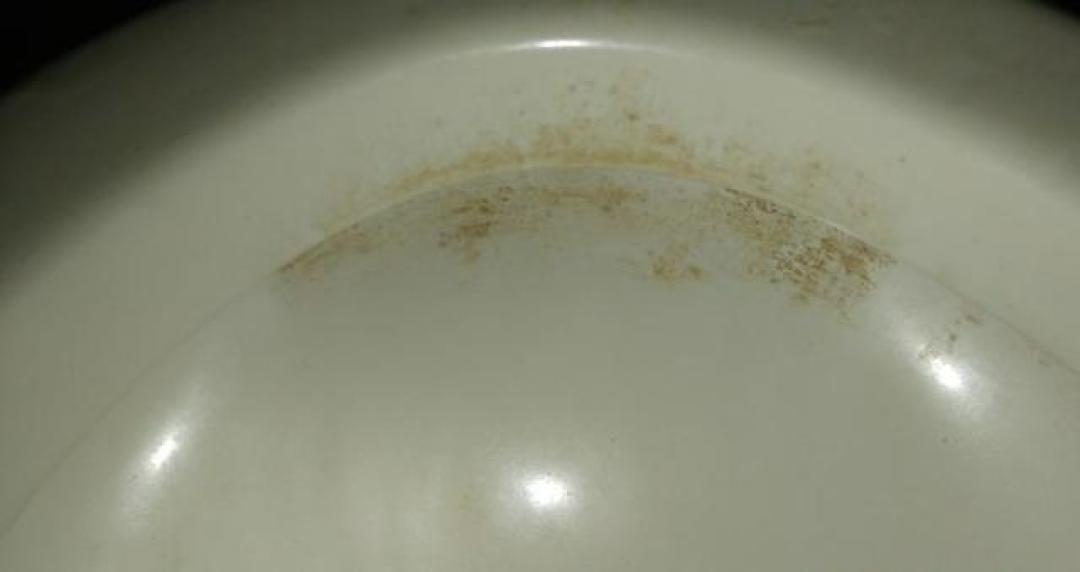 马桶黄渍刷不掉？多半不是脏是垢：1块钱白醋敷比死刷管用，千万别混84