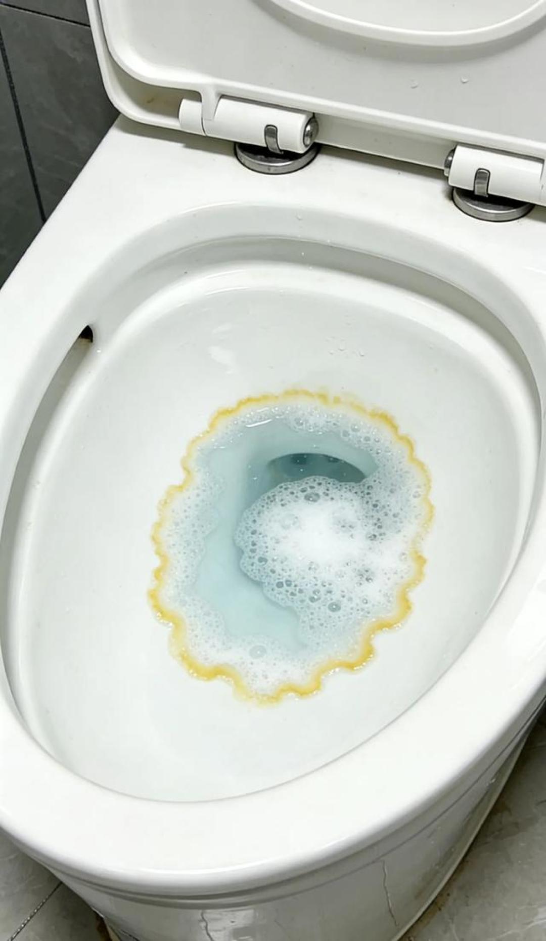 马桶黄渍刷不掉？多半不是脏是垢：1块钱白醋敷比死刷管用，千万别混84