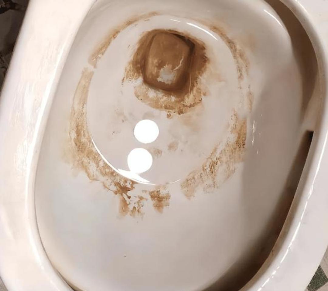 马桶黄渍刷不掉？多半不是脏是垢：1块钱白醋敷比死刷管用，千万别混84
