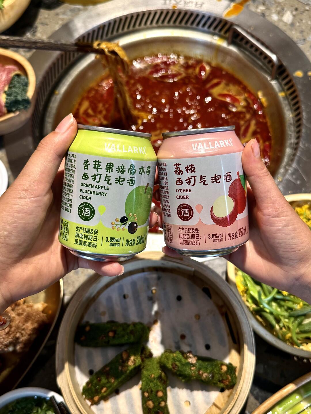 两罐西打气泡酒