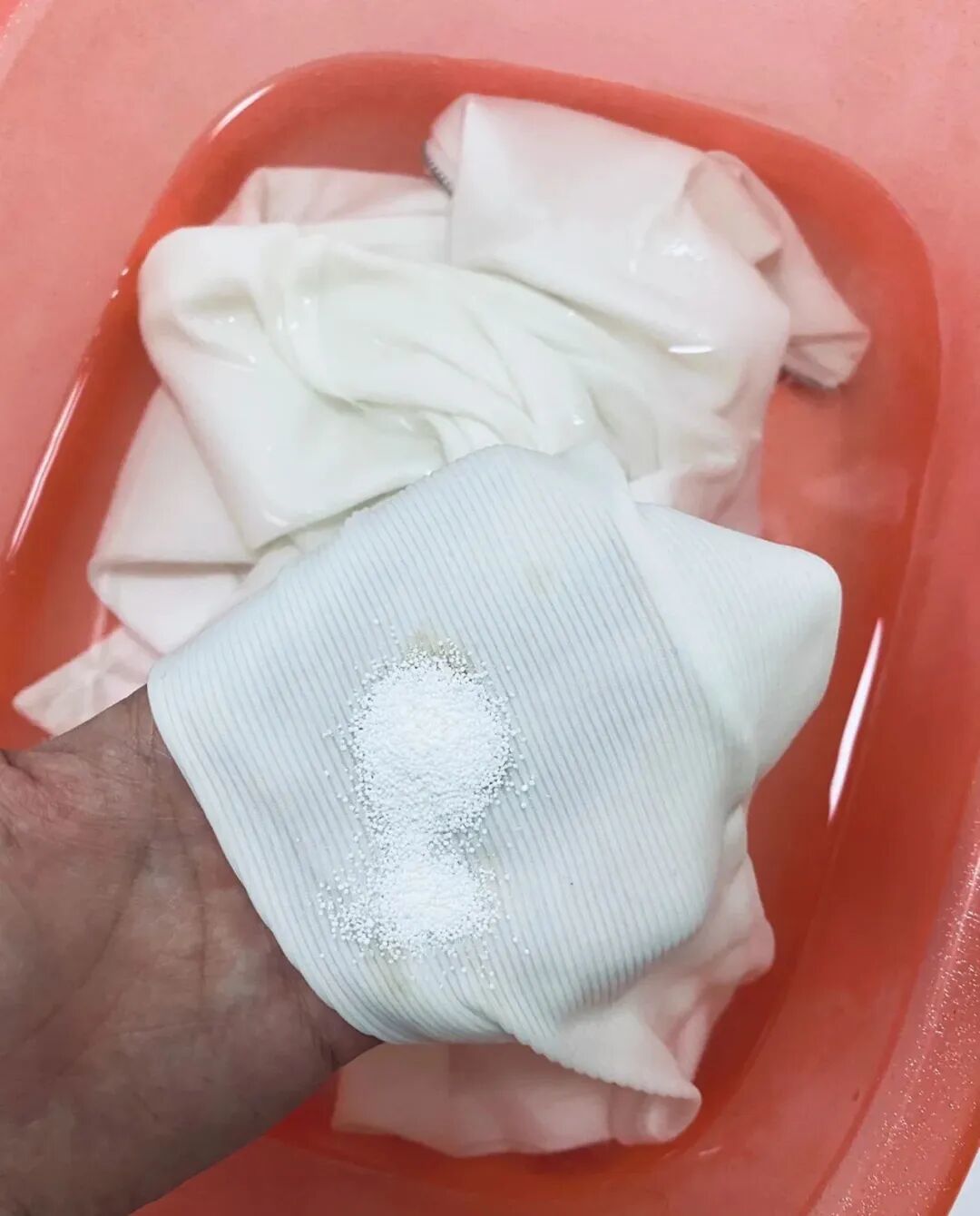 85万粉博主把牛仔裤泡进爆炸盐泡得煞白僵硬：双11囤货前先记牢这三条边界线