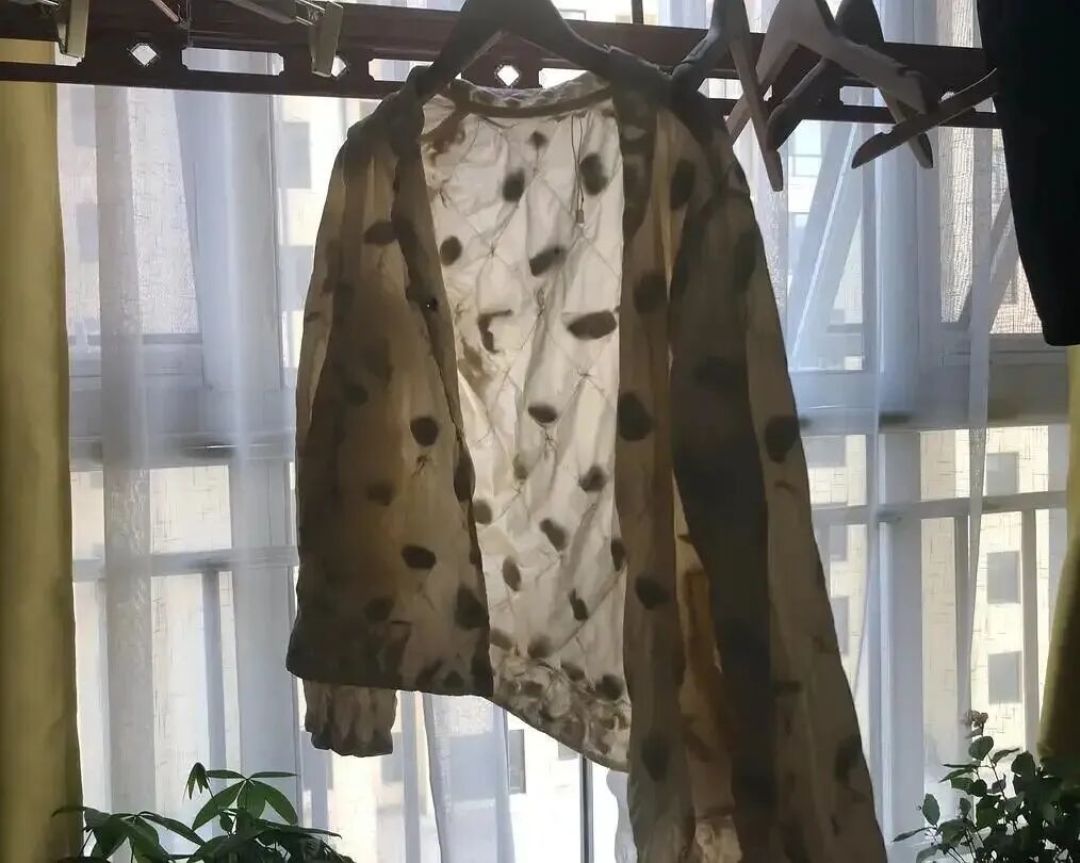 刚翻出来的羽绒服有污渍？别拿湿巾擦肥皂搓，水印发黄多半这么来的