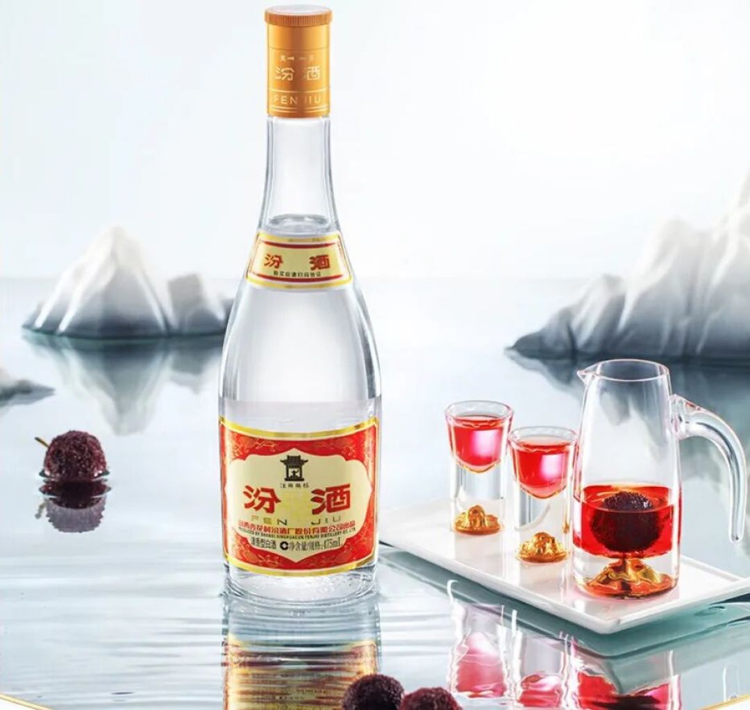 黄盖玻汾酒瓶与酒杯