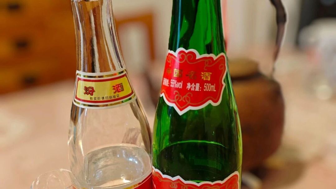 玻汾与西凤瓶标特写对比