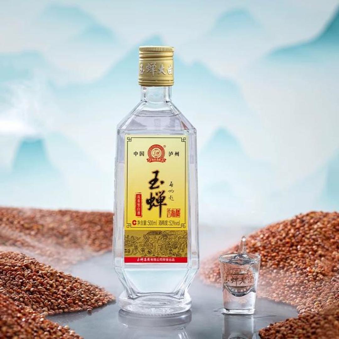 白酒瓶与高粱酒杯