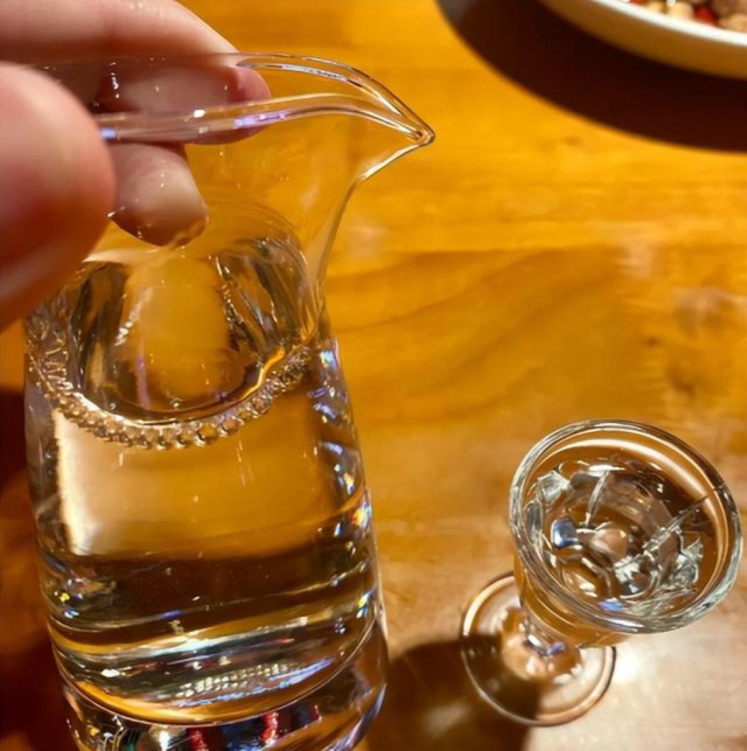杯中倒入白酒