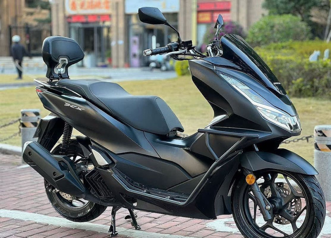 PCX160等等党盼的"明年大更新",泰国已经开卖了:对比国内现款就多了套灯和俩配色,后轮照样没ABS——现款裸车已谈得到1万9以内,这个双11,该急的是清库存的店,不是买车的人