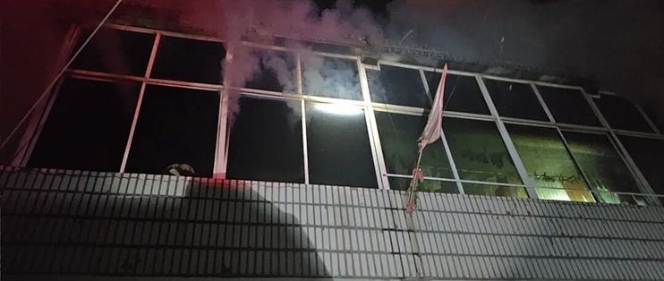 楼上突然"噼啪"响：怀疑是水暖毯着了，整间卧室烧没，"水电分离"就不怕火？