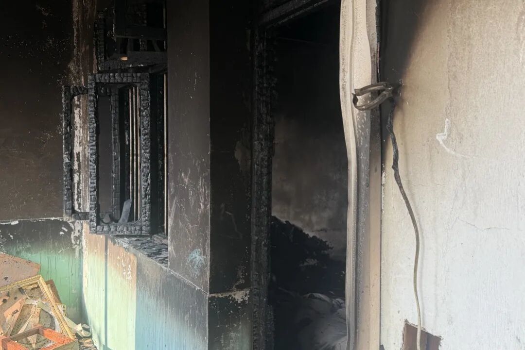 楼上突然"噼啪"响：怀疑是水暖毯着了，整间卧室烧没，"水电分离"就不怕火？