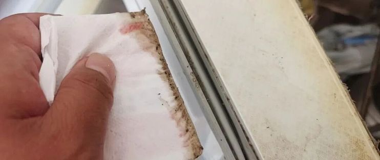 花洒出水孔越堵越冲歪？白醋套袋、旧卡缠布，窄缝里的黑垢一搓一条