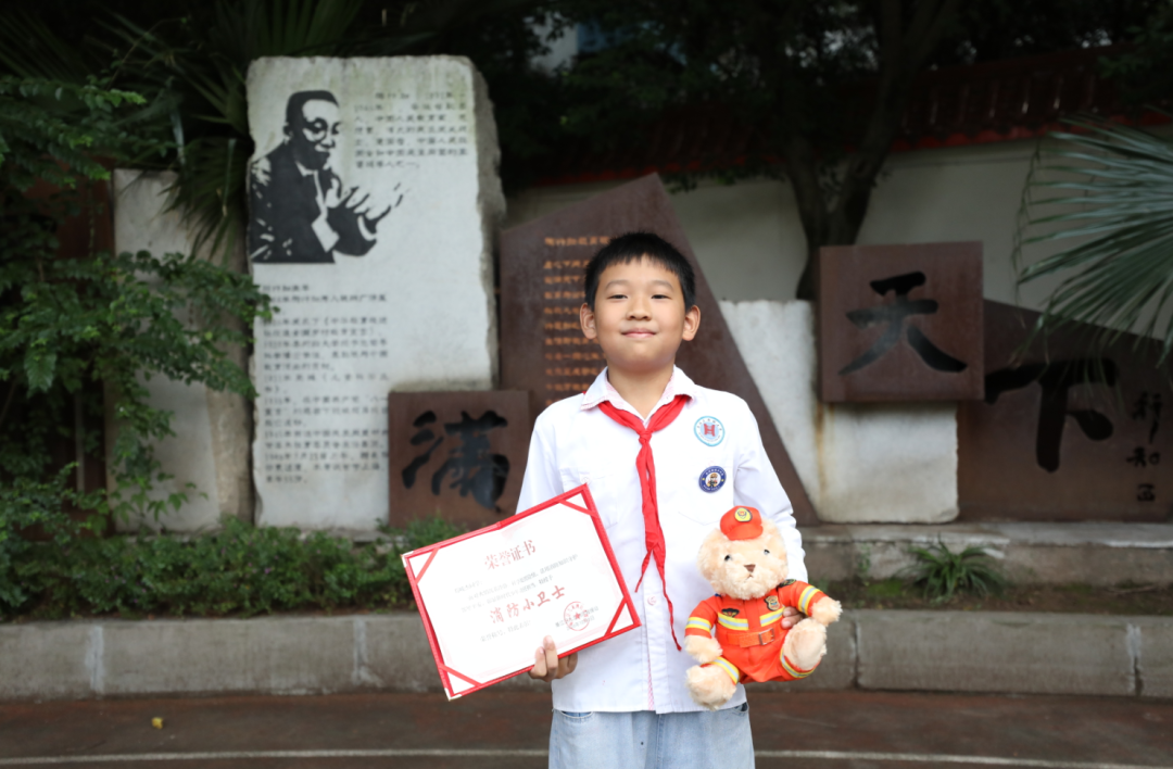 浴霸短路起火，80多岁的邻居被困浓烟里，最先出手的是楼上9岁孩子