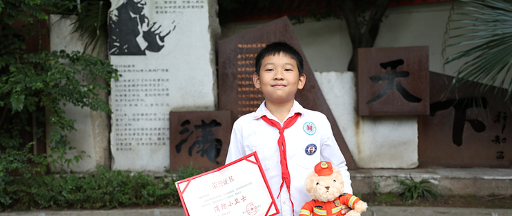 浴霸短路起火，80多岁的邻居被困浓烟里，最先出手的是楼上9岁孩子