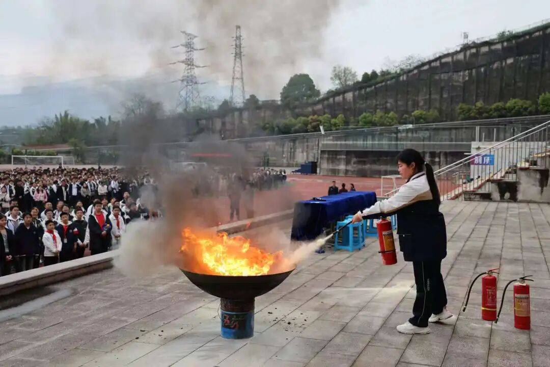 浴霸短路起火，80多岁的邻居被困浓烟里，最先出手的是楼上9岁孩子