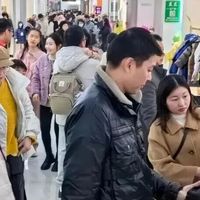 羽绒服这两年：波司登进了恒隆，雪中飞上了秤，鸭鸭摊开了账本