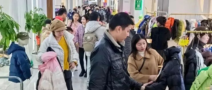 羽绒服这两年：波司登进了恒隆，雪中飞上了秤，鸭鸭摊开了账本