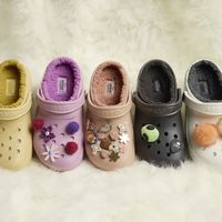 Crocs洞洞鞋过冬，靠的是一层毛：暖是暖了，漏风和闷脚还在
