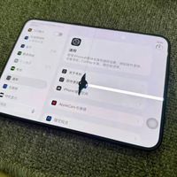 开箱五分钟，15999元的iPhone Duo内屏裂了：问题可能出在铰链那根支撑杆上