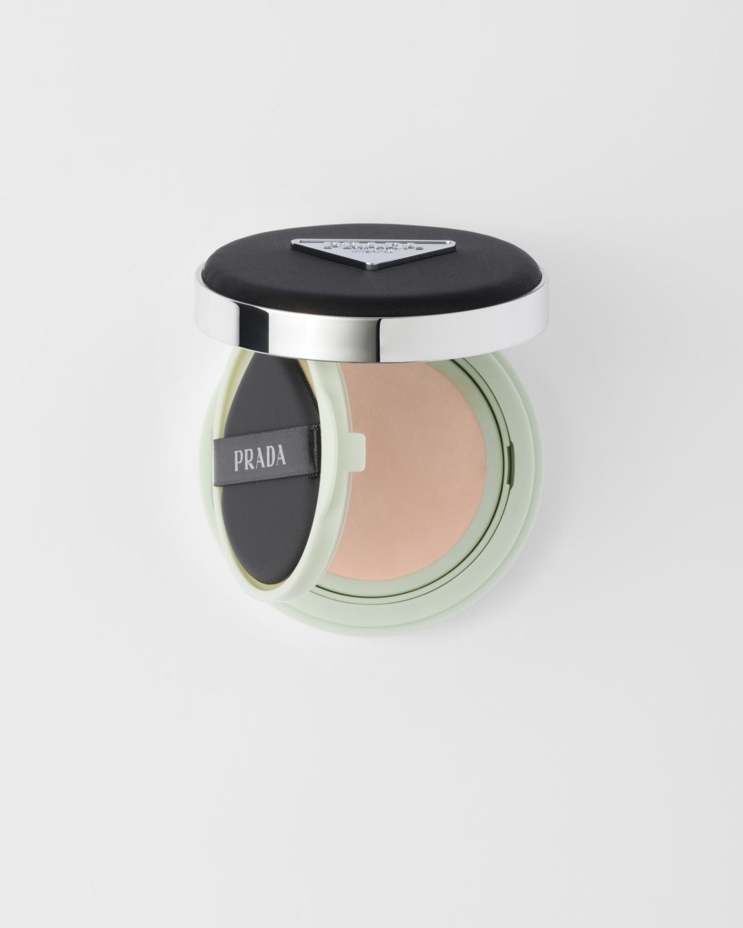 Prada 前三季涨15%，零售有机只涨2%：多出来的11个点，是范思哲补的