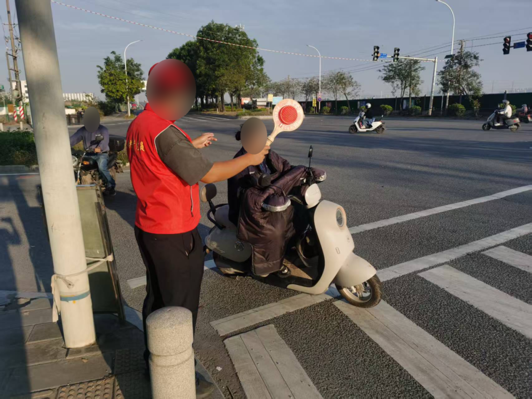 多地电子眼上线：骑电动车不戴头盔、闯红灯，会被拍还会收到短信