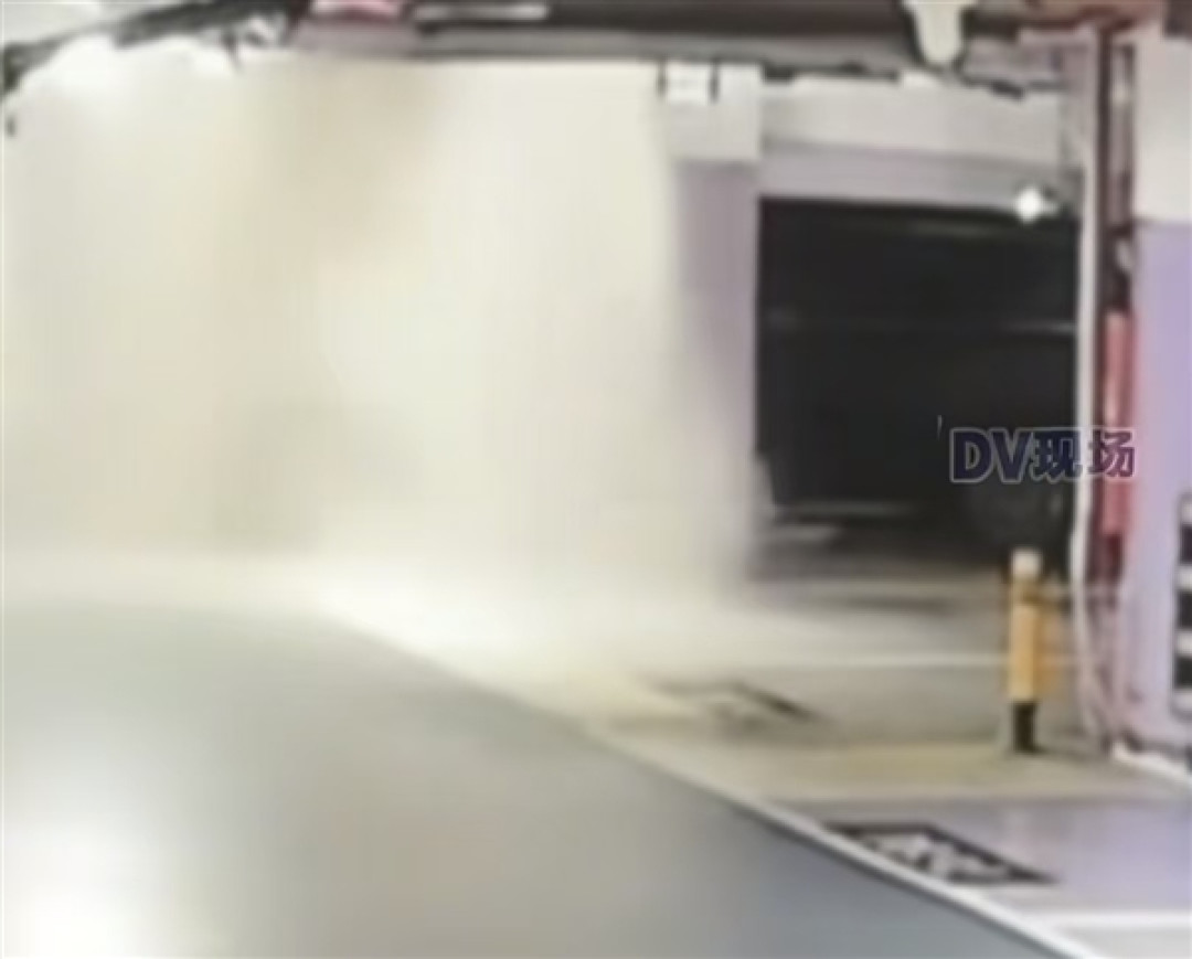 商场消防水管爆裂36万新车变泡水车！车主：车被淋了3小时全是泥沙