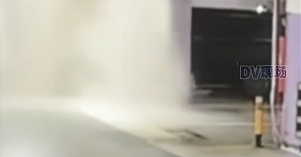 商场消防水管爆裂36万新车变泡水车！车主：车被淋了3小时全是泥沙