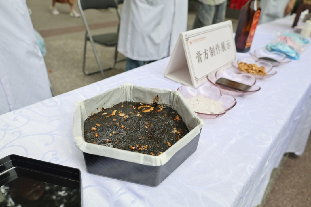 龙华医院膏方首日预约破两千,年轻人挤进门诊:先分清药还是补品