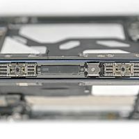 iPhone Duo 的纳米纹理屏被撕成亮面：那层膜别动，一次学费 398