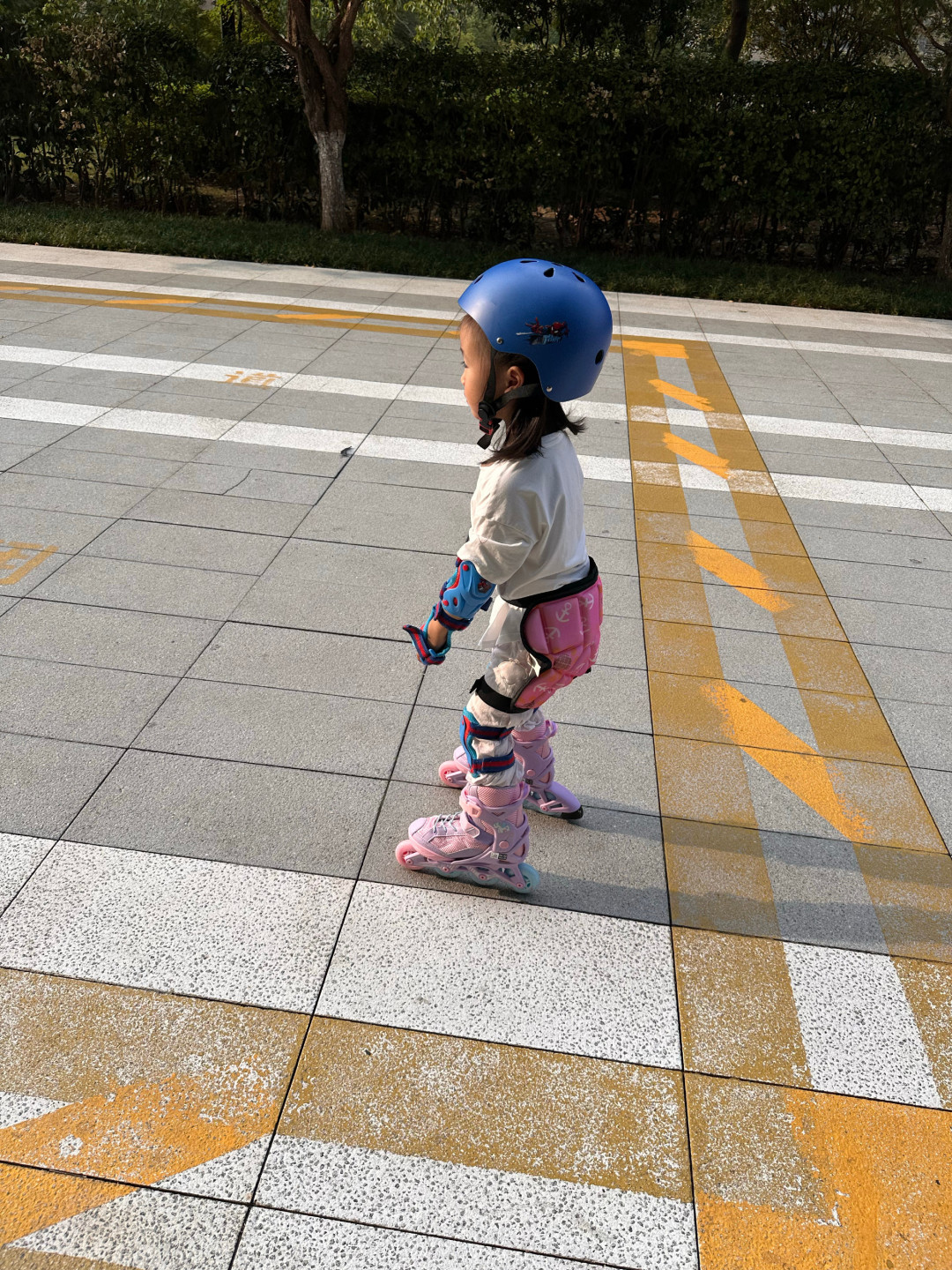 「6岁娃43万赞的过桩视频」撞上「搜轮滑鞋怎么选全是托」:双11报班党,先把鞋、课包、话术这三本账对完