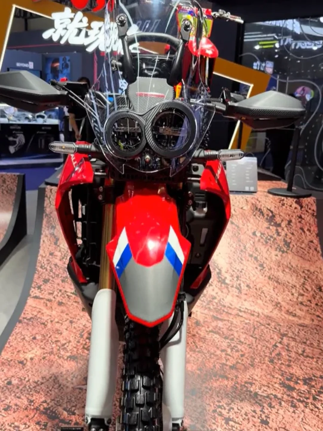 CRF250「2万出头、即将上市」是媒体替本田定的价：官方连国产还是进口都没定，同发动机的CM250都要2027年初才来，日版Rally折合3万多——真想等就按3万预算、明后年时间线；只是手痒想玩泥，17389的CRF190L现款就在店里