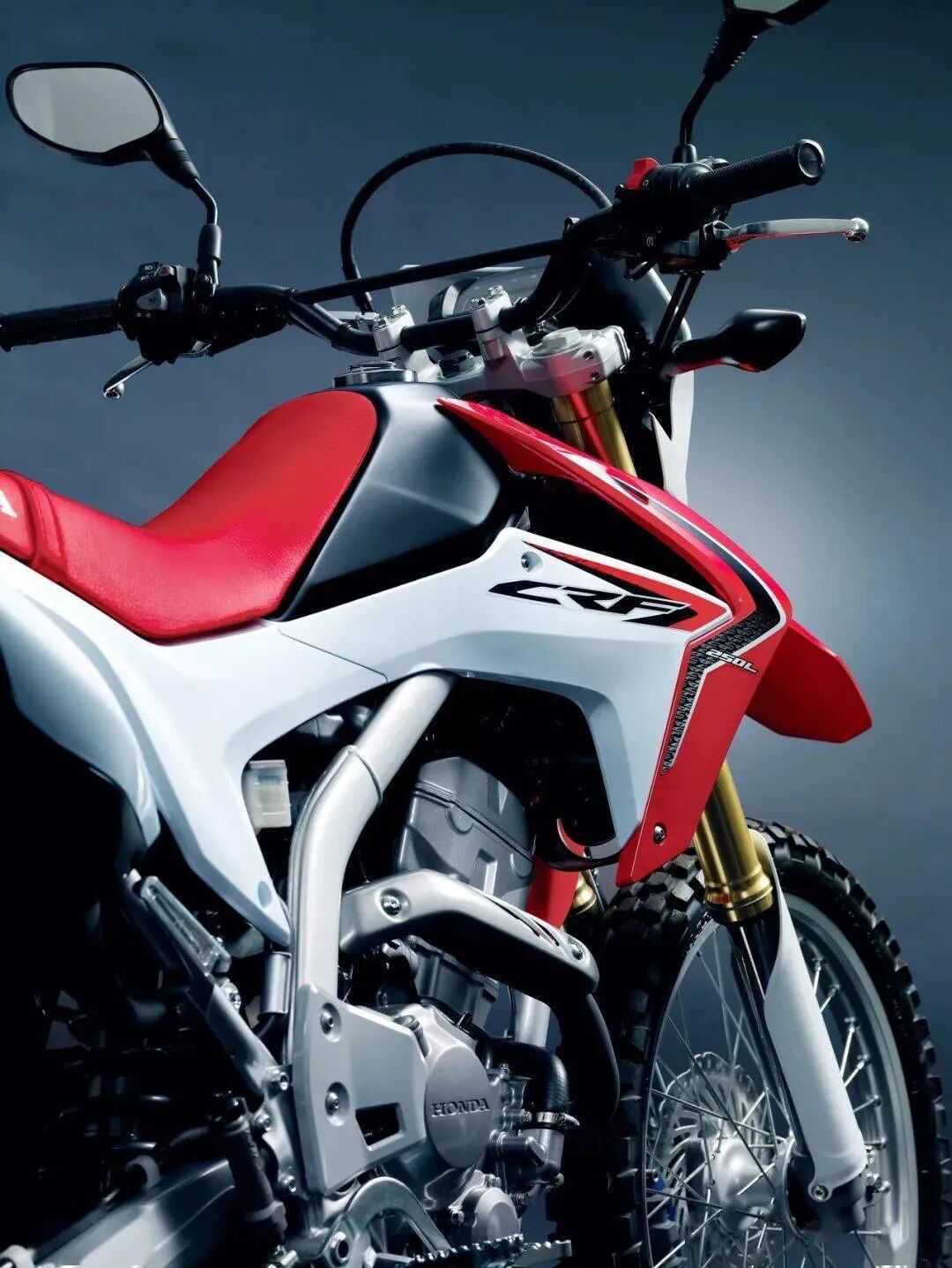 CRF250「2万出头、即将上市」是媒体替本田定的价：官方连国产还是进口都没定，同发动机的CM250都要2027年初才来，日版Rally折合3万多——真想等就按3万预算、明后年时间线；只是手痒想玩泥，17389的CRF190L现款就在店里