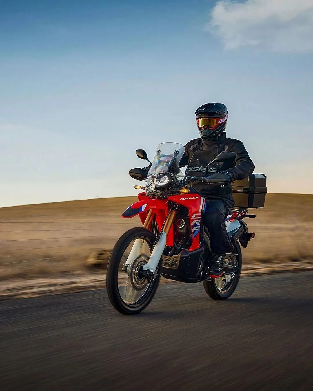 CRF250「2万出头、即将上市」是媒体替本田定的价：官方连国产还是进口都没定，同发动机的CM250都要2027年初才来，日版Rally折合3万多——真想等就按3万预算、明后年时间线；只是手痒想玩泥，17389的CRF190L现款就在店里