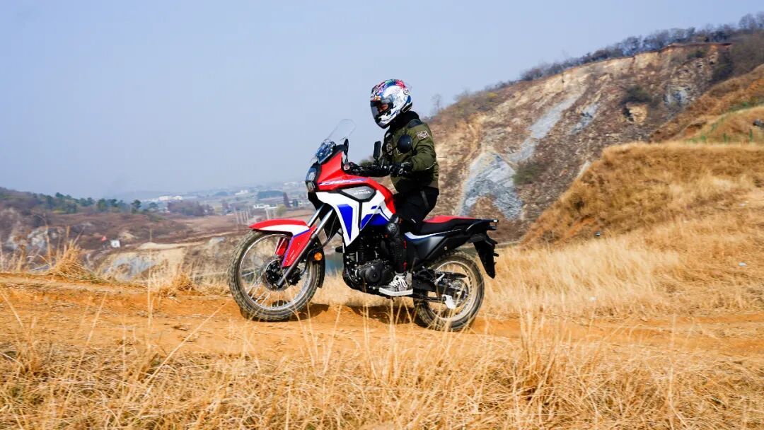 CRF250「2万出头、即将上市」是媒体替本田定的价：官方连国产还是进口都没定，同发动机的CM250都要2027年初才来，日版Rally折合3万多——真想等就按3万预算、明后年时间线；只是手痒想玩泥，17389的CRF190L现款就在店里