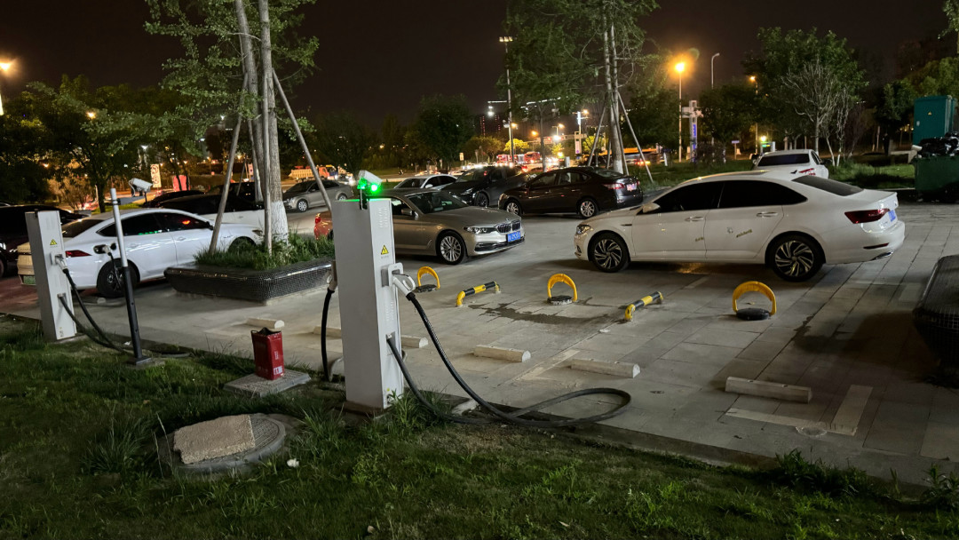油车占闪充车位被官方回应:交警拖不走车,但账单、判例和地锁正在合拢