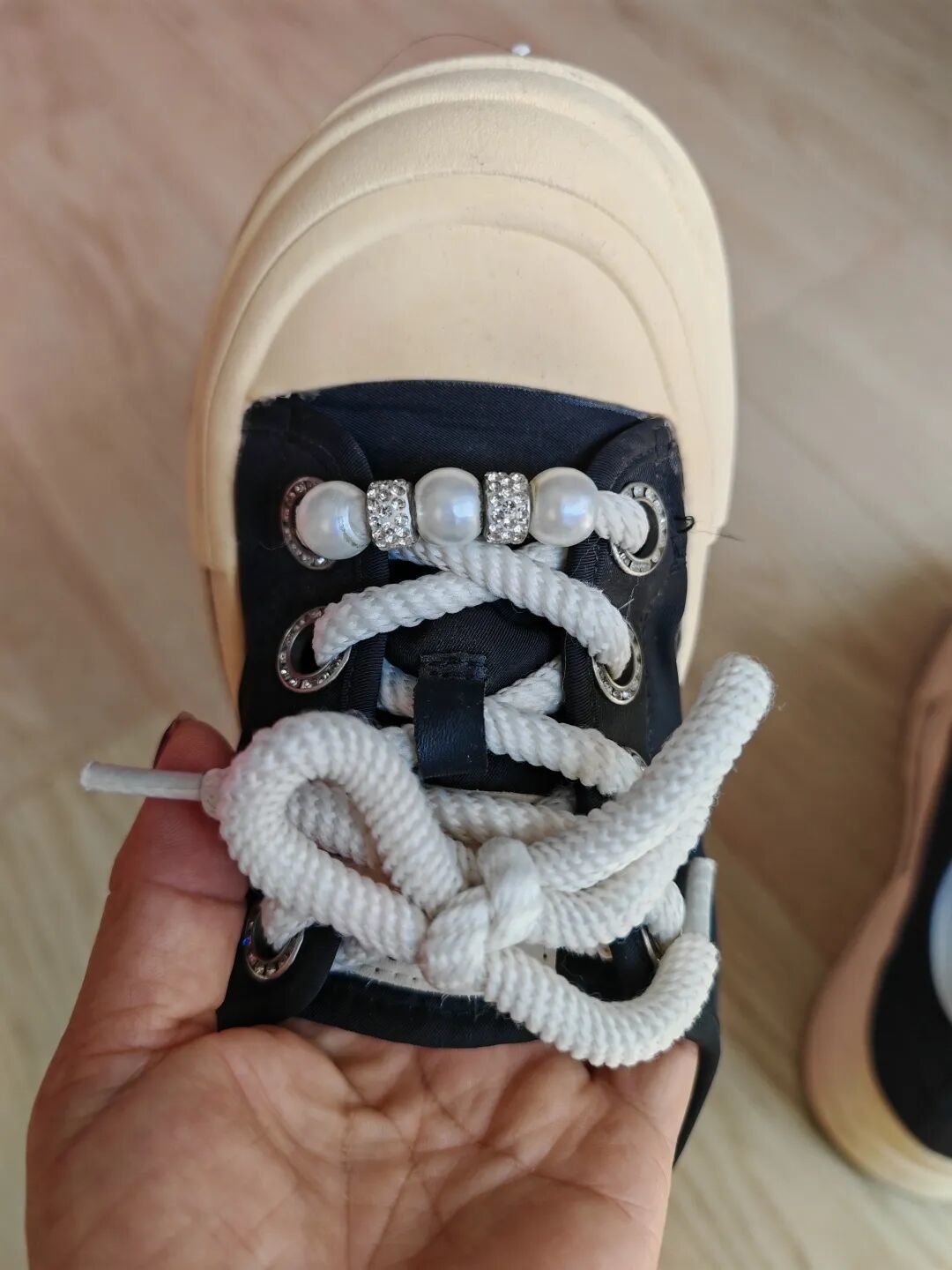 小白鞋洗完发黄,包卫生纸没用?先分清3种黄,再决定重刷还是买去黄膏