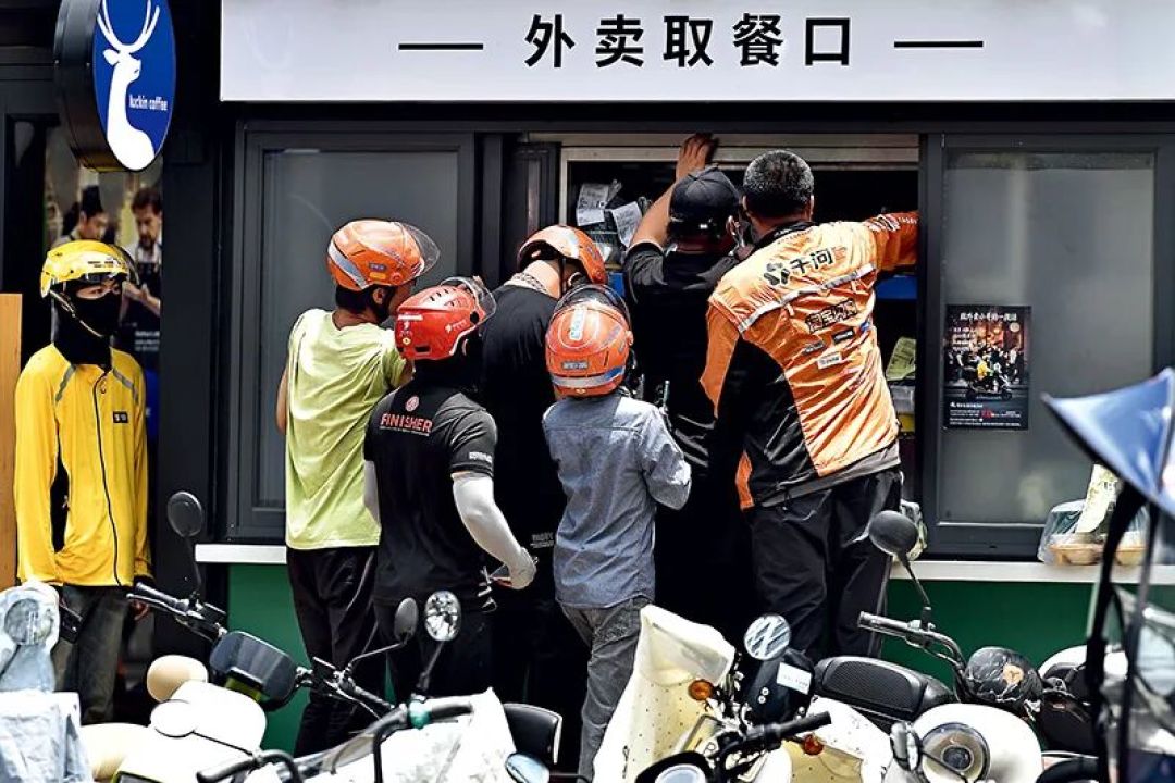 外卖骑手在门店取餐口排队取货