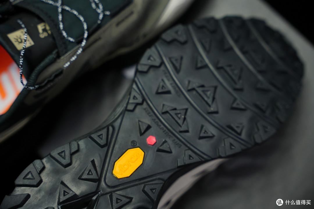 「200块的鞋也挂Vibram,1300的萨洛蒙却不用V底」撞上「双11奥莱599一双、专柜一分不打」:付尾款前,先把配方、防水膜、价梯这三本账对完