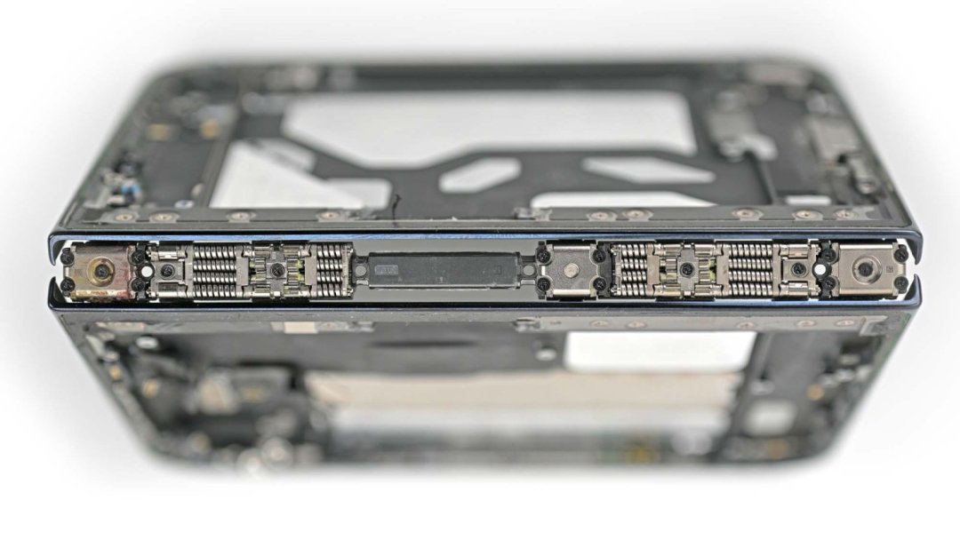iPhone Duo裂屏根因浮出水面：为保供放宽过质检，产线已换料