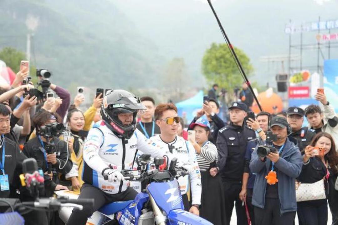 『40.74公里水上纪录』撞上『286台召回停产』：蹲张雪订金的换车党，下单前先把纪录车、市售车、残值车这三本账对完