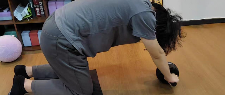 健腹轮居家练腹神器，轻松打卡马甲线
