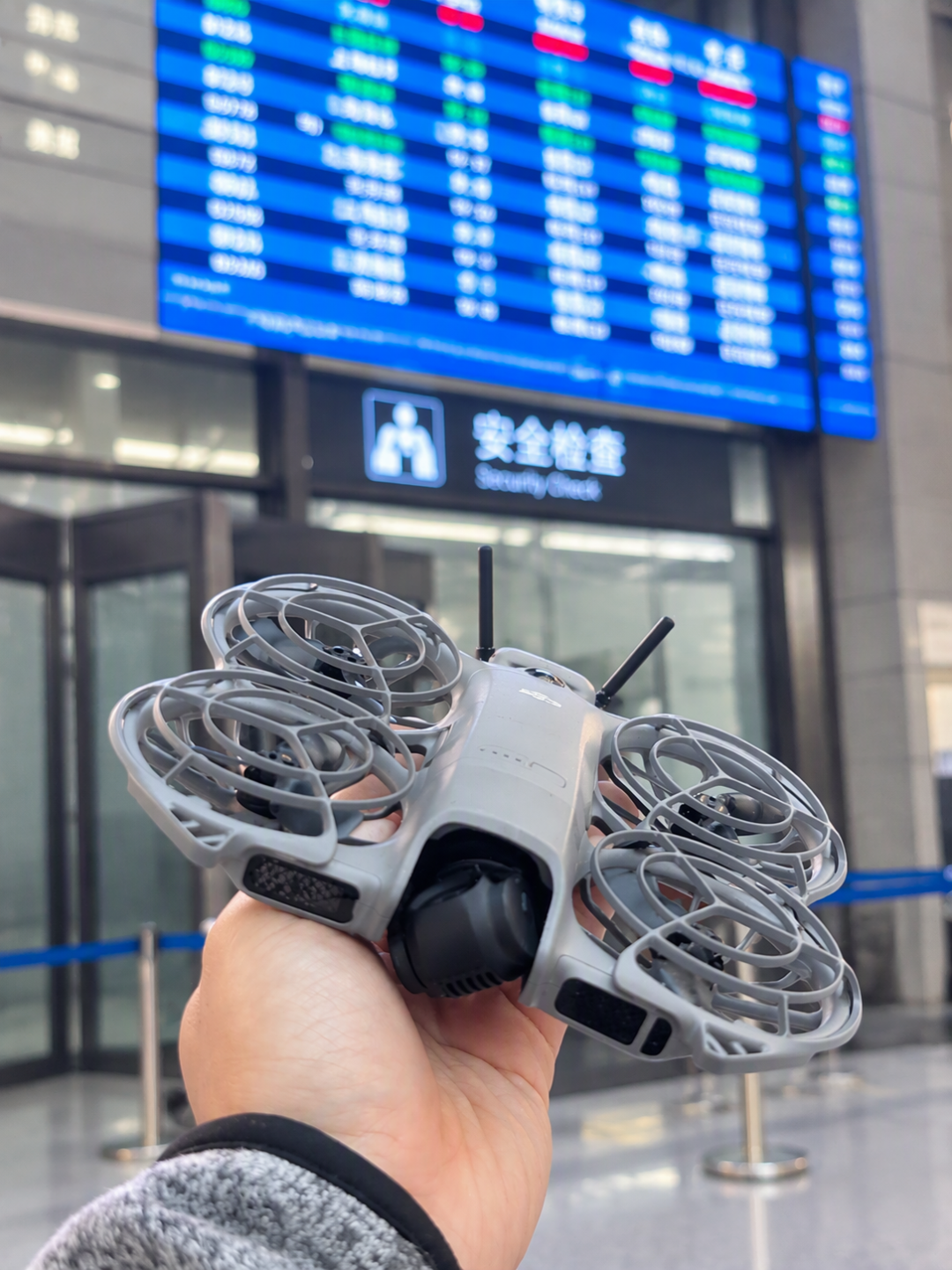 查的不是新规，是100Wh终于被较真执行：14个高铁站口径、12306本周回应、公安部那批案例逐条对完——双11后带无人机出门前，先读这页“路上账”