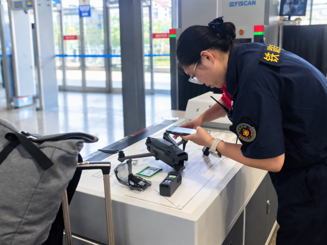 查的不是新规，是100Wh终于被较真执行：14个高铁站口径、12306本周回应、公安部那批案例逐条对完——双11后带无人机出门前，先读这页“路上账”