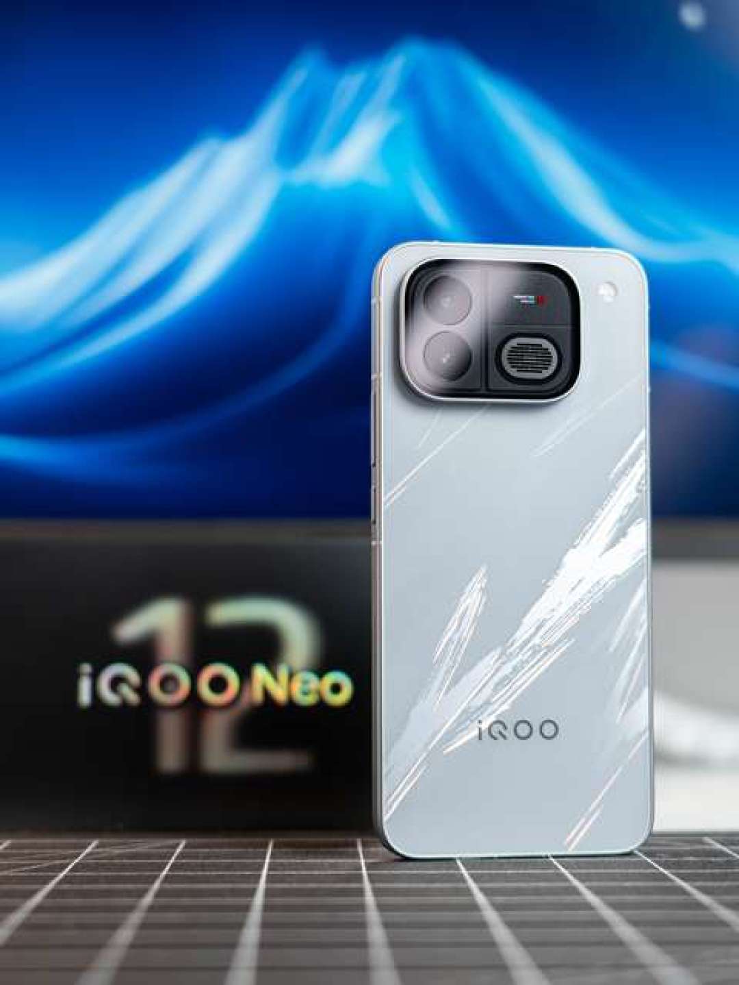 「Neo12明晚开售」撞上「同芯片的iQOO15跌到3999」:中端游戏等等党,付定金前先把价梯、风扇、售后这三本账对完